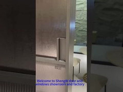 Porte coulissante à trois vantaux