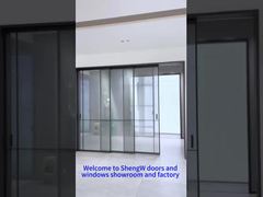 Porte coulissante à trois volets avec verre