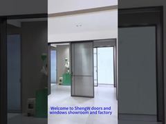 Trois portes coulissantes très étroites